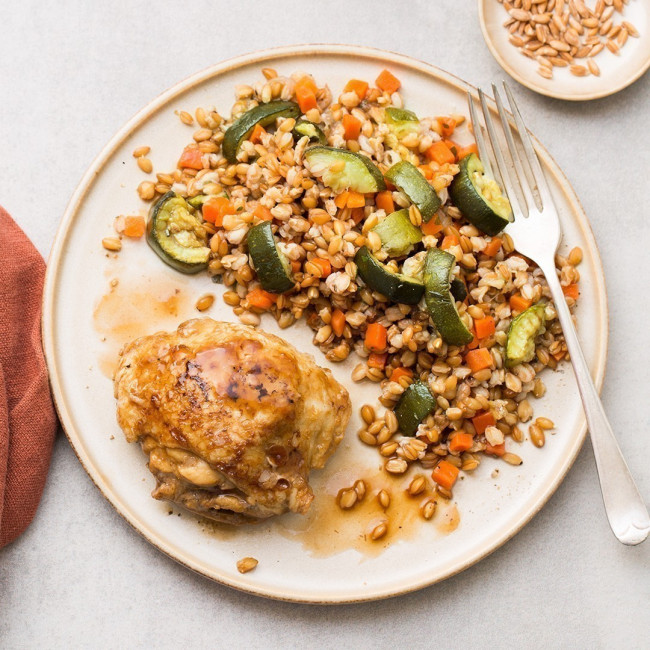 Haut de cuisse de poulet farcie à la forestière, petit épeautre et légumes