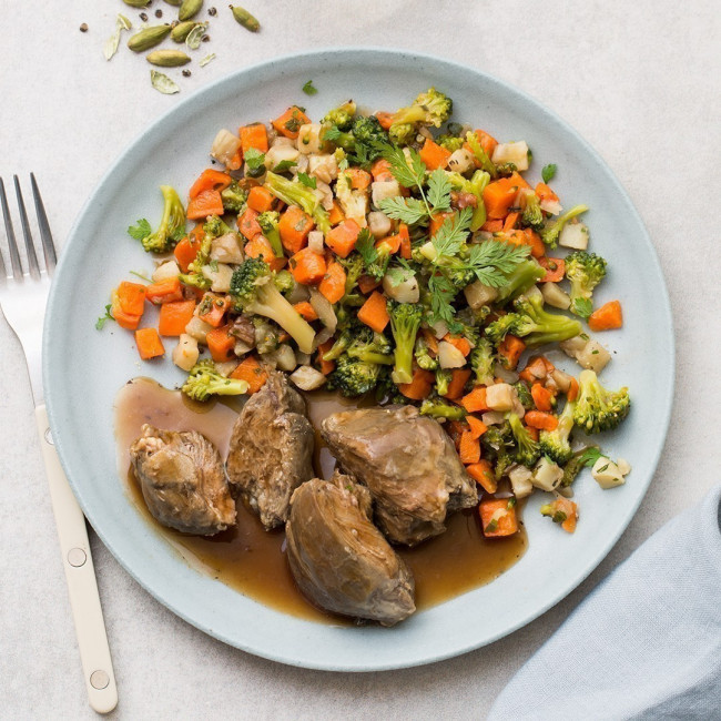 Joue de porc à la cardamome, topinambours, carottes et brocolis