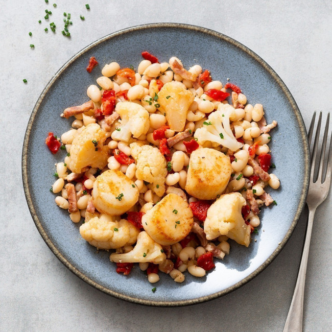 Noix de Saint Jacques, piquillos aux lardons, sauté de haricots coco & chou-fleur