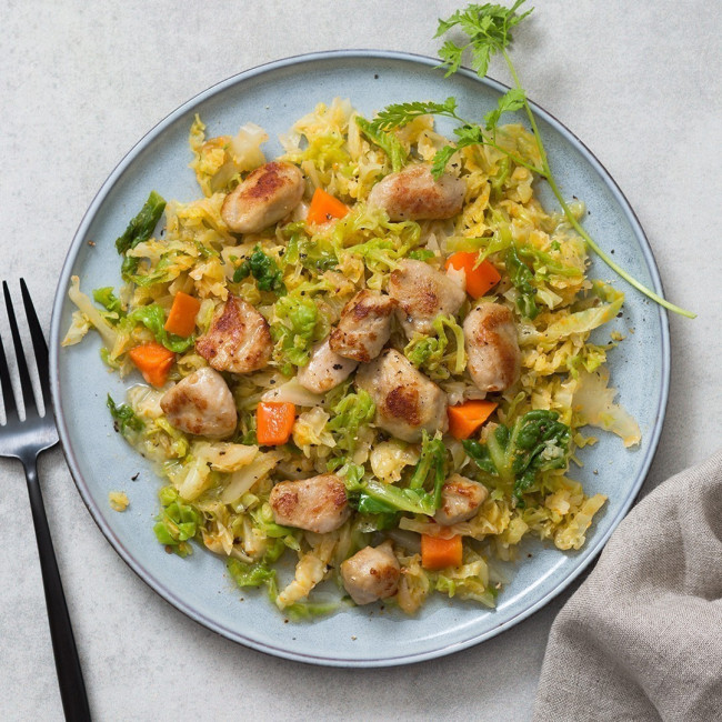 Médaillons de poulet et son embeurrée de chou vert et petites carottes