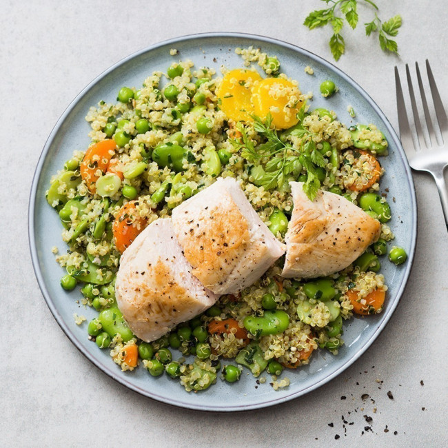 Filet de poulet, petits légumes de printemps, quinoa et menthe fraîche