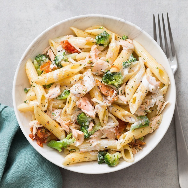 Penne au saumon, brocolis, tomates séchées, crème de fenouil