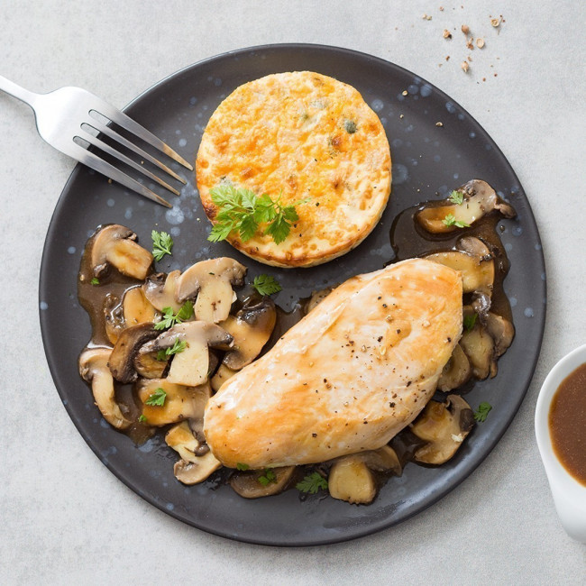 Filet de poulet, flan de courgettes, champignons sautés et son jus d’estragon