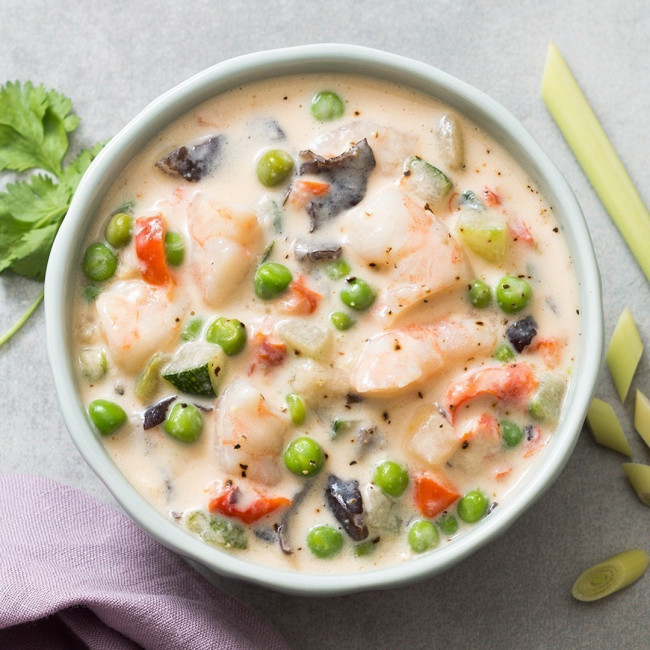 Soupe Thaï aux crevettes et petits légumes à la citronnelle et lait de coco