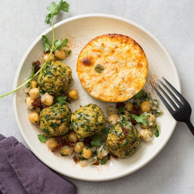 Boulettes d'agneau, flan de courgettes et pois chiche