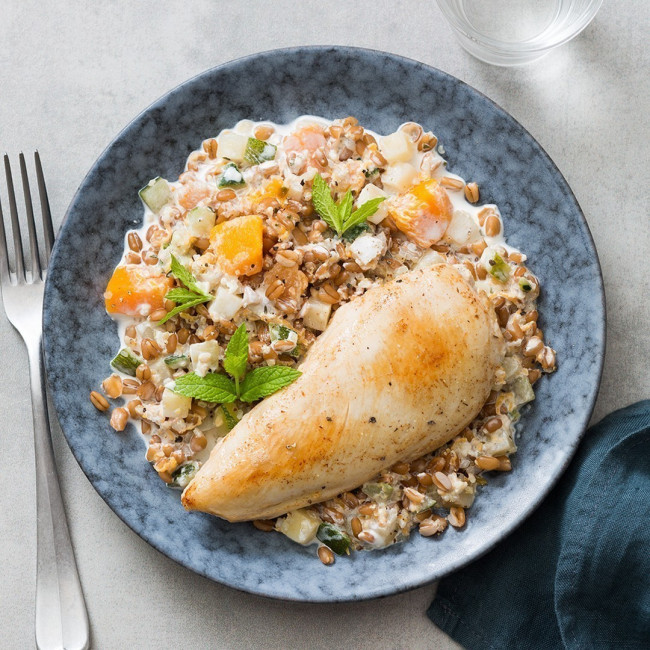 Risotto d'épeautre et petits légumes & filet de poulet, noisettes torréfiées