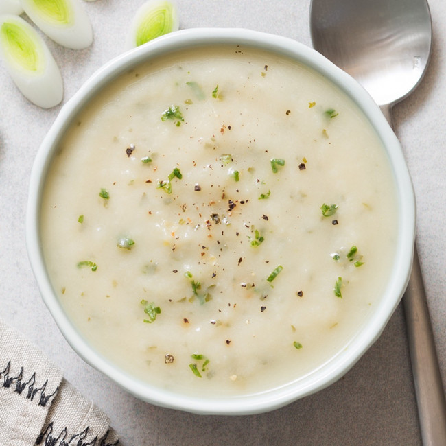 Soupe poireau, pomme de terre, & huile de noisette