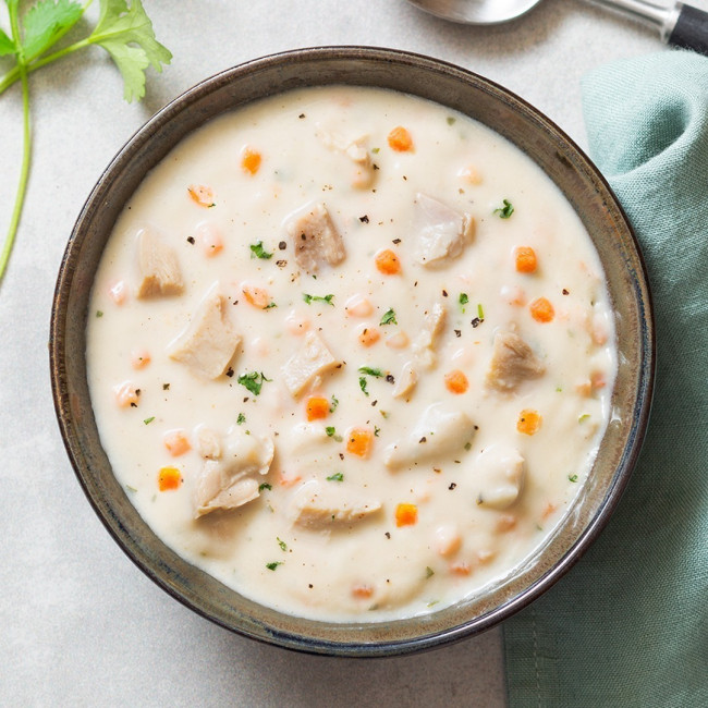 Soupe onctueuse au poulet, chou-fleur et dés de carottes