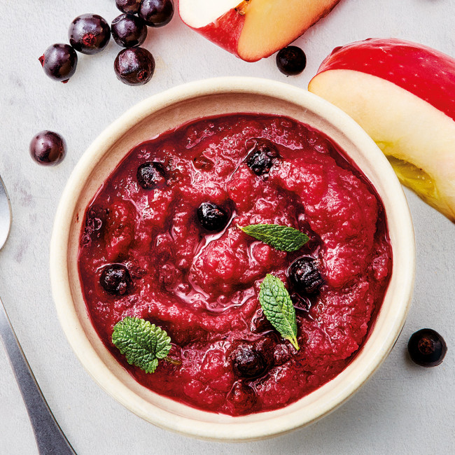 Dessert de fruits baies de cassis et pommes crues