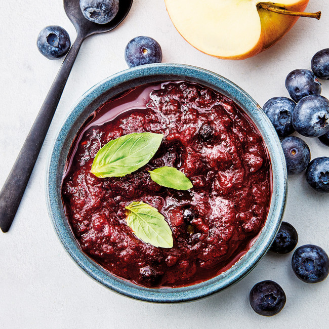 Dessert de fruits myrtilles et pommes crues