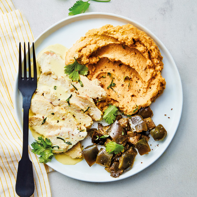 Emincé de poulet, houmous de patate douce et aubergines grillées