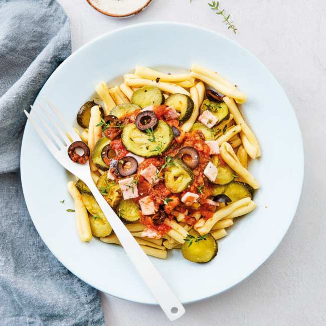 Pasta Casareccia aux courgettes,  tomates, olives et jambon