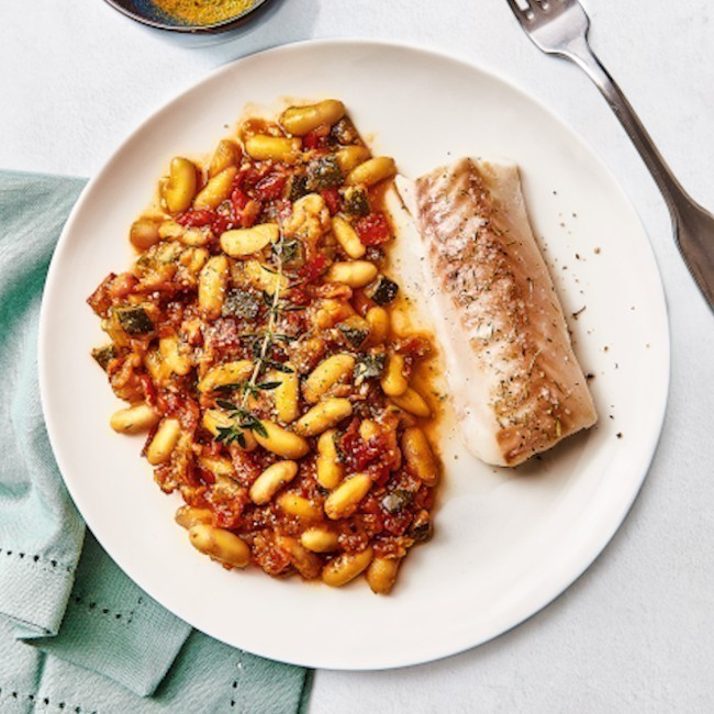 Filet de merlu, haricots blancs et ses petits légumes cuisinés au curcuma