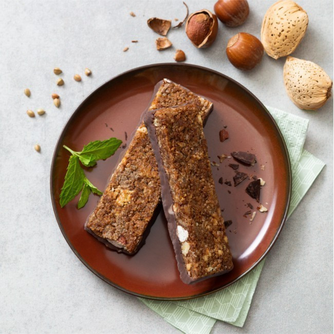 Barre de céréales aux noisettes, amandes sur talon de chocolat noir