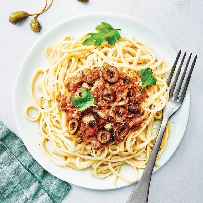 Linguine au thon, sauce tomate, olives et câpres 