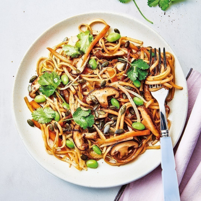 Wok de nouilles asiatiques aux petits légumes 