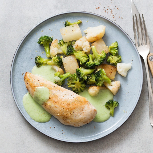 Filet de poulet sauce cresson, méli-mélo de brocolis, chou fleur et petits navets